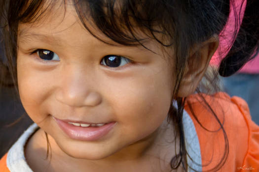 Cambodja - This beautiful girl was high-fiving us all the time at a market at Battambang.