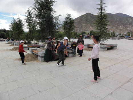 Lhasa - Touwtje springen met de locals.