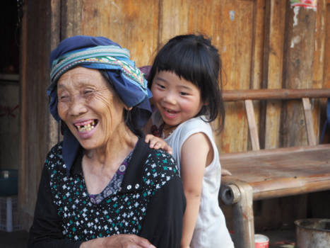 China - Dorpje van Dong-Chinezen in China, oma en dochter