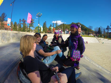 Sapa - Wat een plezier tijdens een 'lesje'borduren met de bergstammen in Sapa