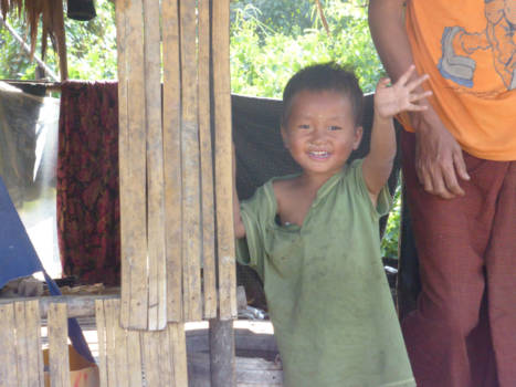 Yangon - Ziet die vreemde mevrouw mij? In armenwijk buiten Yangoon.