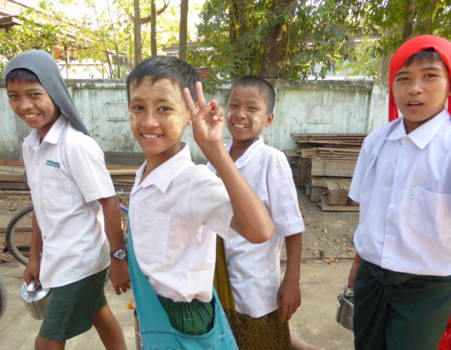 Myanmar - Schooljongens met rijst pannetje. In Yangon.