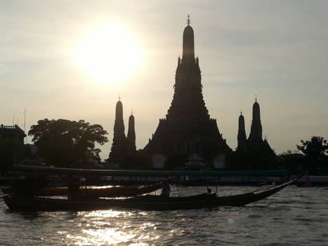 Phuket - Wat Arun (tempel van de rijzende zon) bij zonsondergang