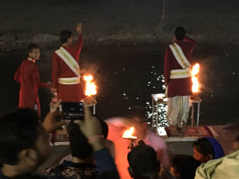 India - Dagelijkse heilige ceremonie aan de Ganges