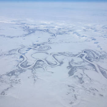 Rusland - Bevroren rivier vanuit de lucht, noordelijk Rusland