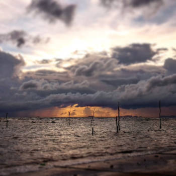 Koh Lanta - Prachtige zonsondergang op verlaten strandjes.