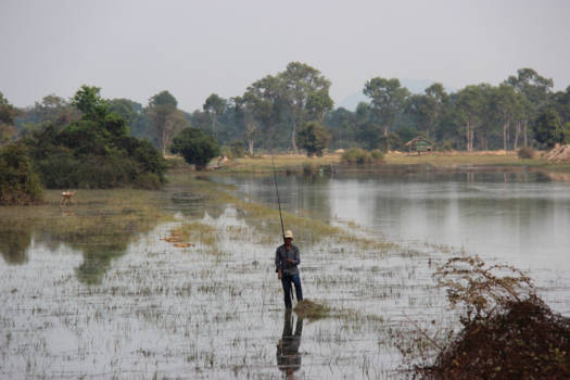 Cambodja - Eenzame visser net buiten het Angkor tempelcomplex