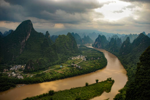 Yangshuo - Donkere wolken boven de Li rivier in China