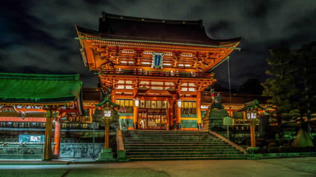 Kyoto - Fushimi Inari taisha: main shrine at night