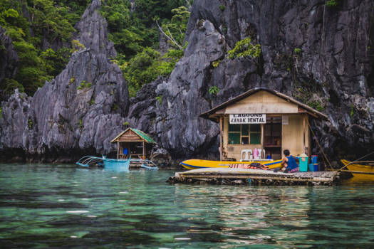 El Nido - Kano verhuur op een klein rotsachtig eiland midden in zee.