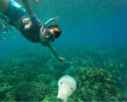 Hoi An - Haar eerste snorkelervaring in de zee bij Hoi An, Vietnam