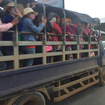 Cambodja - Phonm Phen, vervoer naar de fabrieken