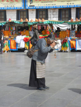 Tibet - biddend vrouwtje