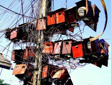 Rondreis Vietnam in vier weken - vogelkooitjes?  nee; netwerkkastjes bij een markt in Vietnam