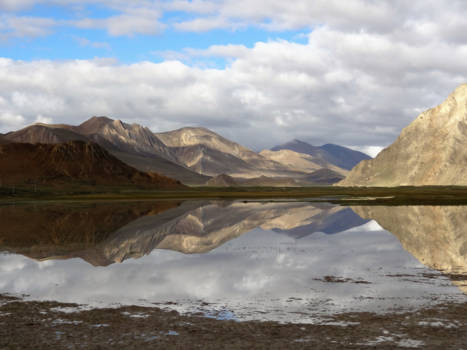 Tibet - Mooie weerspiegeling in het water van Tibet
