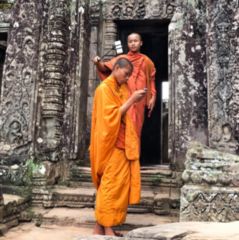 Angkor Wat - Ook monniken gaan met hun tijd mee.. #selfiestick