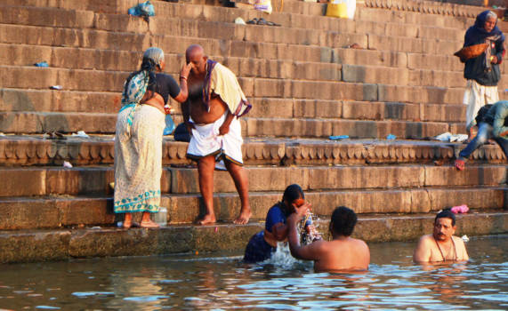 India - Badende mensen in de Heilge rivier.