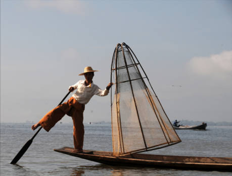 Myanmar - Beenroeier op het Inlemeer