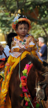 Myanmar - Optocht voor een ear-piercing ceremonie