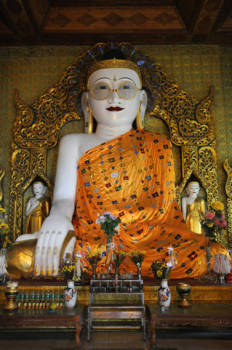 Myanmar - Eén van de vele Boeddha's"the spectical Buddha