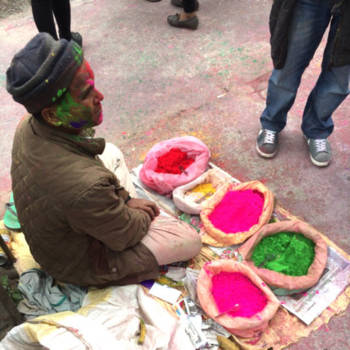 Pokhara - Een man verkoopt verf tijdens Holi