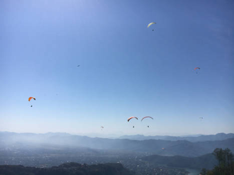 Pokhara - Paraglide file in de lucht