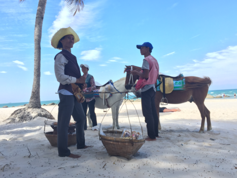 Thailand - Strandverkopers op het strand van Huahin