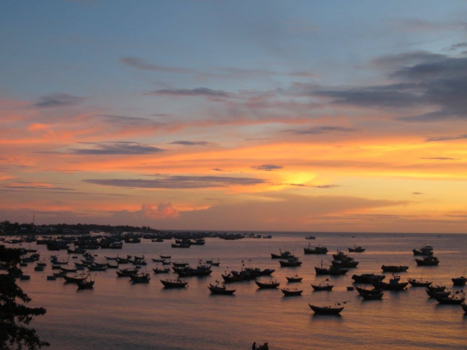 Mui Ne - Mui ne vissers bij zonsondergang