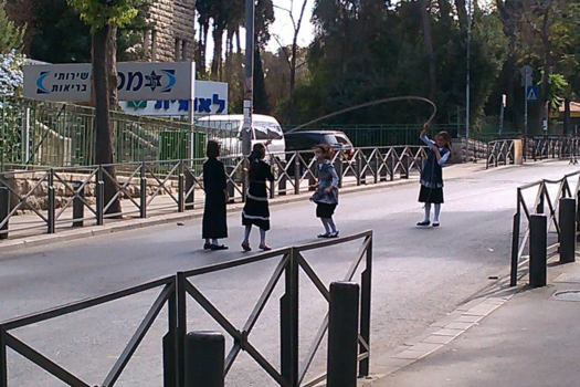 Jeruzalem - Touwtjespringen midden op straat; Shabbat is autoloos in Jerusalem