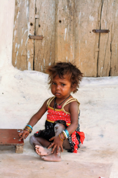 India - Spelen met vliegen en vogelpoep.  Zo aandoenlijk om te zien