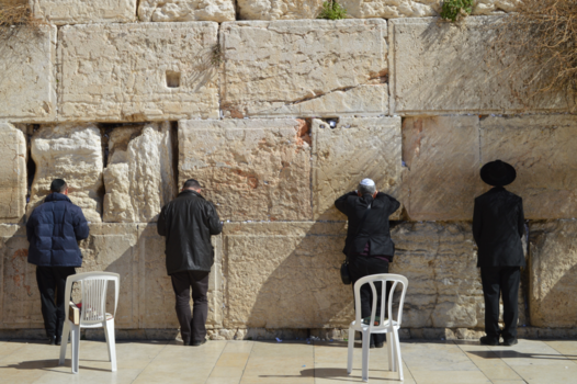 Jeruzalem - Vier Joodse mannen bij de Klaagmuur