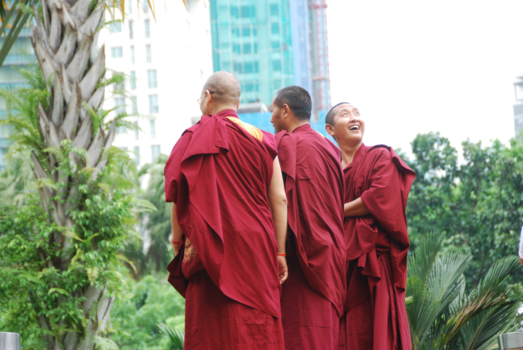 Maleisië - Monnik bewondert de Pertonas Twin  Towers