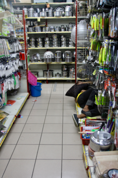 Sandakan - Bij gebrek aan een kantine, pauzedutje tussen de pannen en het bestek..