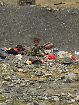 Tibet - Kind op de Karolapas Tibet 5000 m hoog