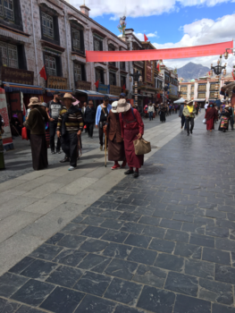 Tibet - Straat in de oude Tibetaanse wijk in Lhasa