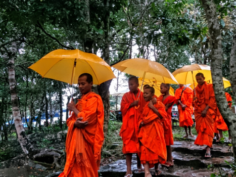 Cambodja - Monks in the rain
