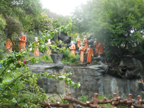Sri Lanka - File op het pad bij een tempel in Sri Lanka