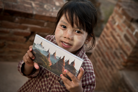 Bagan - Ansichtkaarten verkoopster in Bagan