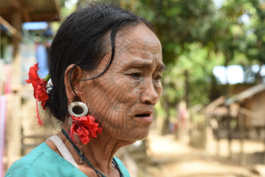 Myanmar - Tattoo's and earrings !