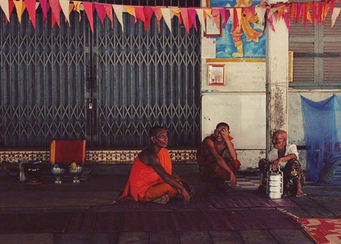 Cambodja - Monks hanging out