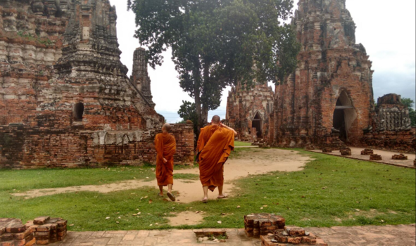Ayutthaya - Monniken die waken over deze prachtplek