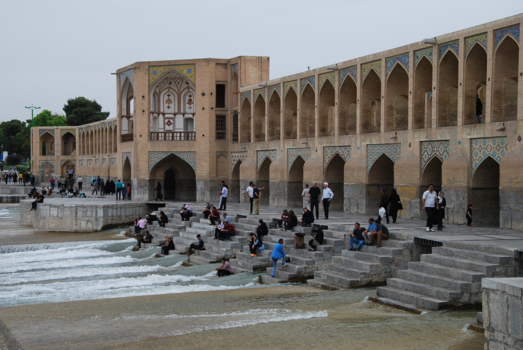 Iran - Isfahan: er is water!! De mensen zijn blij en genieten bij de brug.