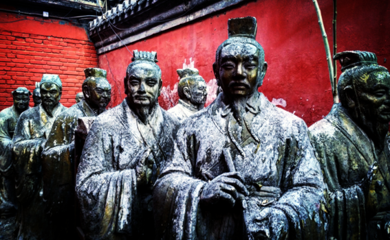 Beijing - Standbeelden bij de lama tempel