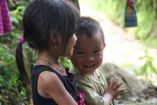 Hiken bij Sapa - Kinderen tijdens een wandeling bij Sapa