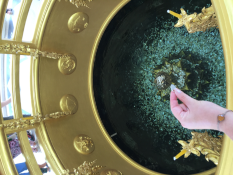 Rondreis Thailand in vier weken - Chaing Rai - The white tempel - muntje voor geluk.