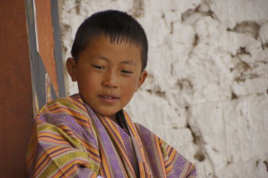 Bhutan - Jongen geniet van zijn omgeving/