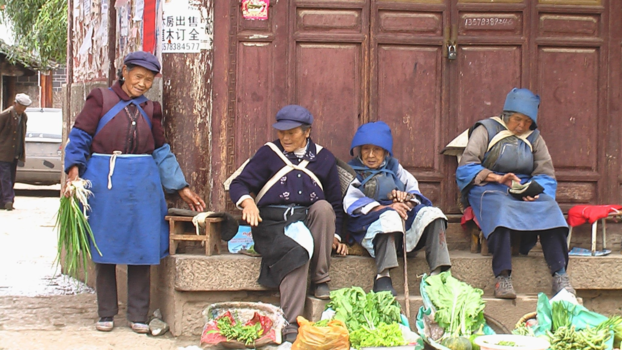 China - Chinese vrouwen met groenten uit eigen tuin