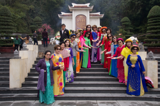 Vietnam - Monument ter ere van 10 slachtoffers door een Amerikaanse bom.