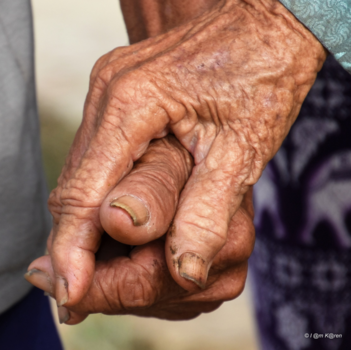 Vietnam - Deze handen zijn van hardwerkende vietnamezen van 86 en 90 jaar
