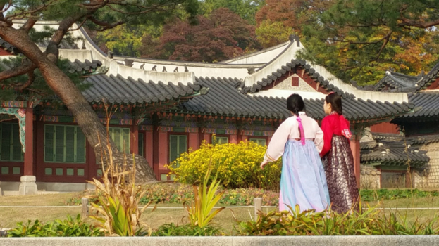 Zuid-Korea - Meisjes in traditionele kleding, hanbok bij Changdeokgung Palace, Seoul, Zuid-Korea